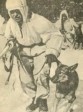 1942г. Боец в маскировочном костюме с собакой-проводником.